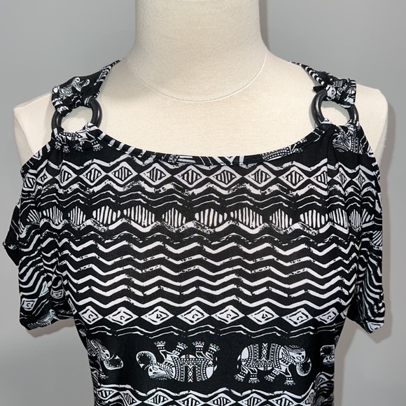 Slinky ethnic print, cold shoulder top, size large - Picture 2 of 7